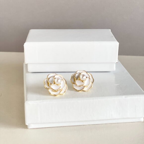 CAMELLIA FLOWER EARRINGS - Picture 7 of 7